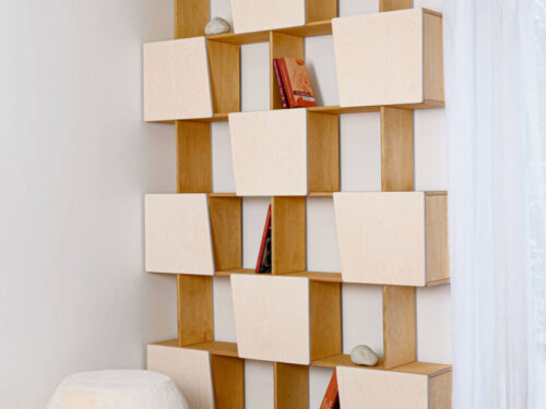 Wandplank Sliro 140 cm met licht eiken afwerking en witte deuren, strak open vakkenkastontwerp