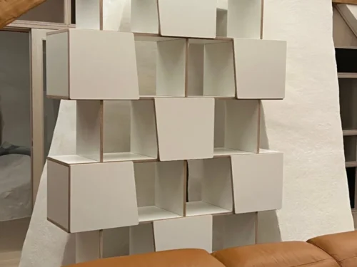 Wandplank Hemang 140 cm, witte HPL-afwerking met strakke, diagonale vakken in modern design