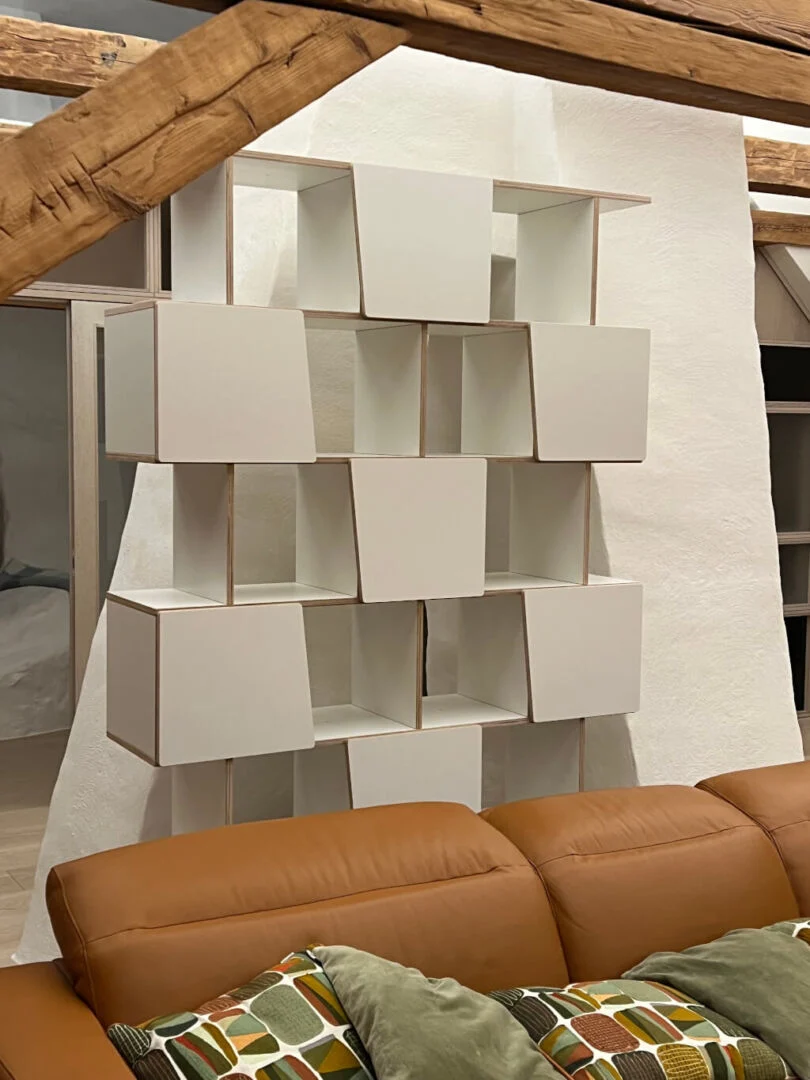 Wandplank Hemang 140 cm, witte HPL-afwerking met strakke, diagonale vakken in modern design