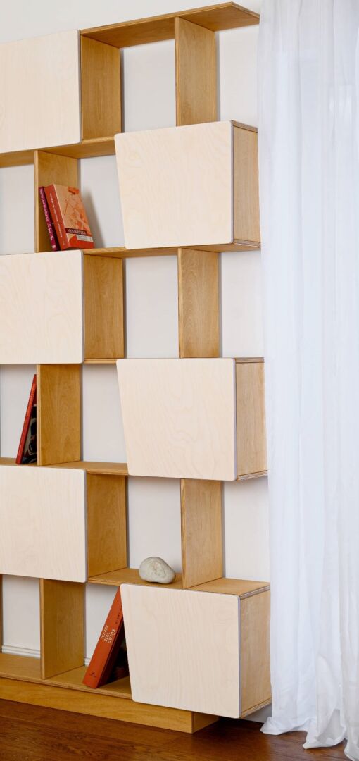 Wandplank Pitund 89 cm in licht eiken met witte deuren, open vakken en strakke moderne uitstraling