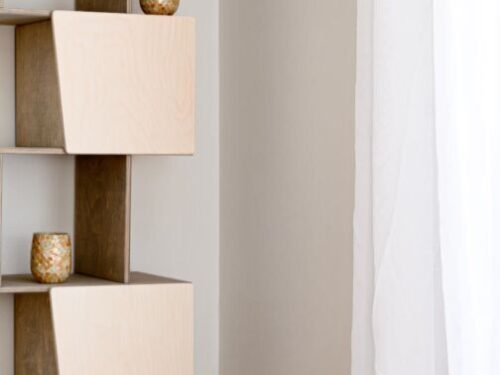 Skelia grijs wandplank 89 cm met witte deuren en modern slim design in rustige woonruimte