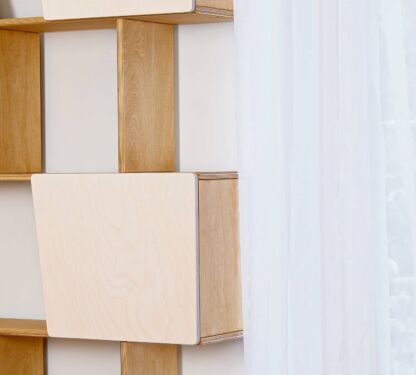 Wandplank Daunto 54 cm in licht eiken en wit Osmo, slank en hoog met opbergvakken