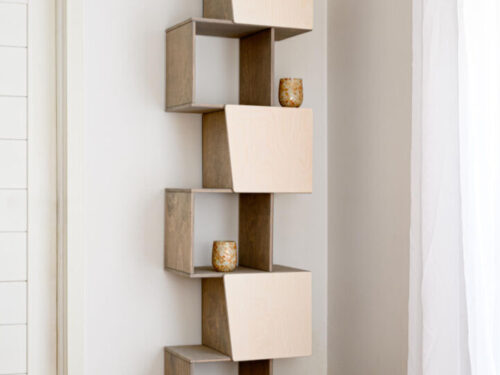 Wandplank Graatel Wit 54 cm met kiezelgrijs hout en witte OSMO-deuren in slank, hoog design