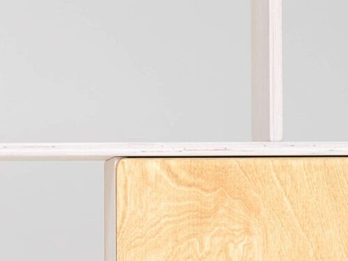 Wandplank Reessio 54 cm met wit OSMO frame en deuren in medium eik, lichte natuurlijke afwerking