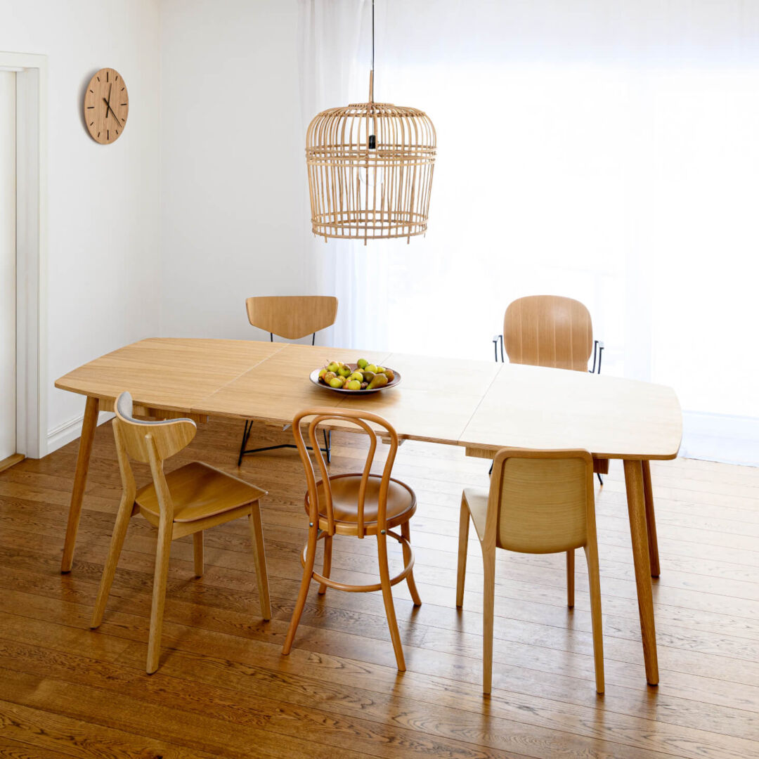 Uitbreidbare eettafel Jidu van eikenfineer, 144 cm, met verlengblad en stoelen in lichte eetkamer