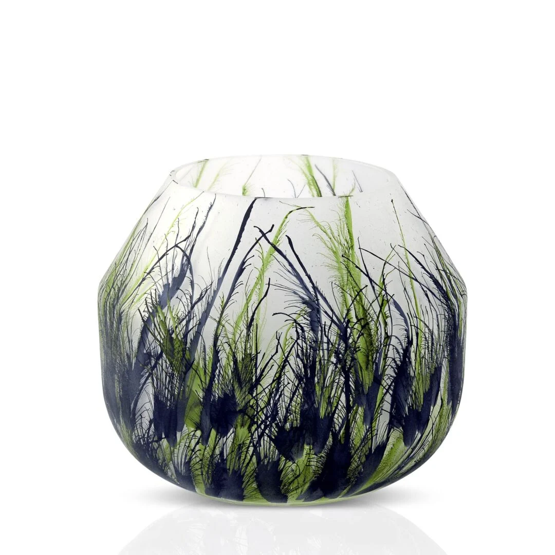 Vaas Goltena glas naturel H22 cm met organisch patroon in groen en donkerblauw, handgemaakt en rond van vorm