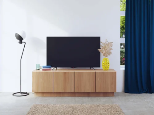 TV-meubel Nustesta Wit 145 cm met eikenfineer, vier deuren en warme houtlook in een rustige woonkamer
