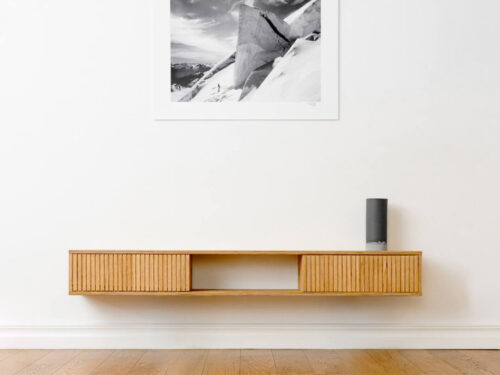 FLOATY tv-meubel Delhi Grijs 120 cm, zwevend design met eikenfineer en open middenvak in strakke woonkamer