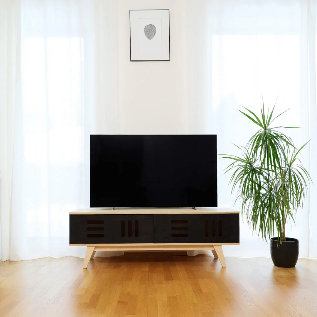 TV-meubel Brornir Naturel 150 cm met zwarte deuren, licht hout en slanke poten in moderne woonkamer