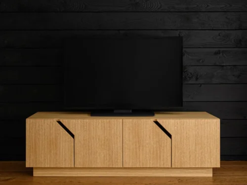 TV-meubel Prulto wit 145 cm met eikenfineer, vier deuren en diagonale details onder een tv.