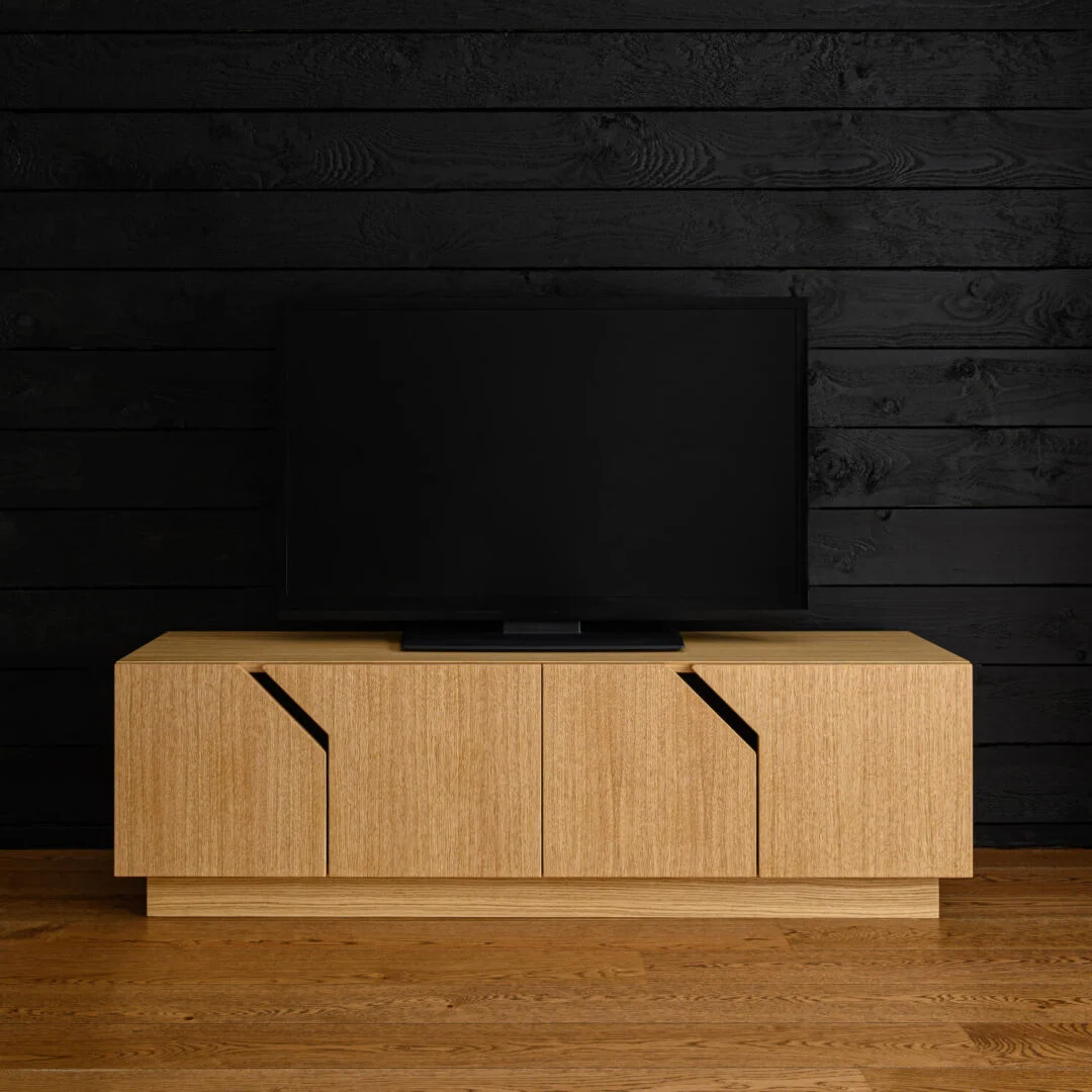 TV-meubel Prulto wit 145 cm met eikenfineer, vier deuren en diagonale details onder een tv.