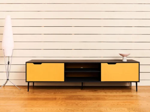 TV-meubel Leinnor 150 cm met zwarte afwerking, gele deuren, open vak en slanke poten
