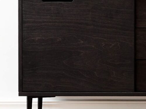 TV-meubel Feintura 150 cm, zwart gebeitst met retro design, slanke poten en schuifdeuronderkast