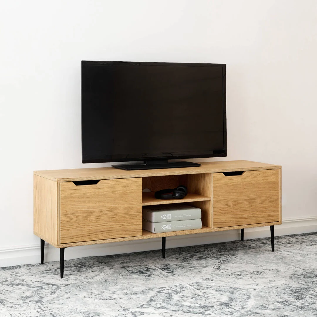 TV-meubel Noovena 200 cm met eikenfineer, schuifdeuren en zwarte metalen poten onder een tv