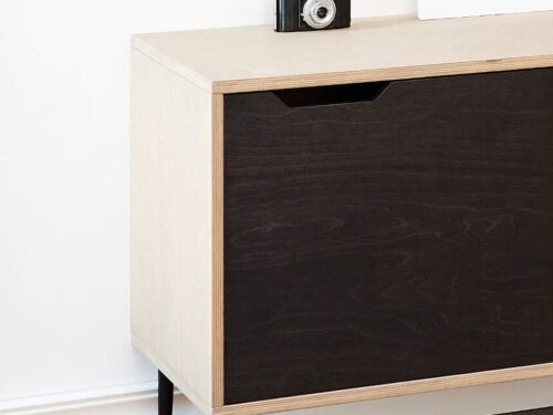 TV-meubel Tensone Zwart 150 cm met kiezelgrijs hout, zwart front en slanke metalen poten