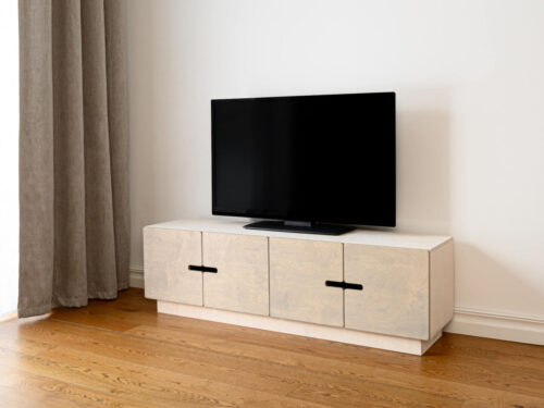 TV-meubel Raarmora Wit 145 cm met 4 deuren, witte Osmo-afwerking en kiezelgrijze fronten