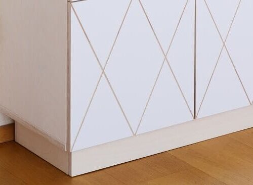 TV-meubel Prady Wit 145 cm met wit front, gegraveerd lijnpatroon en moderne, rustige uitstraling