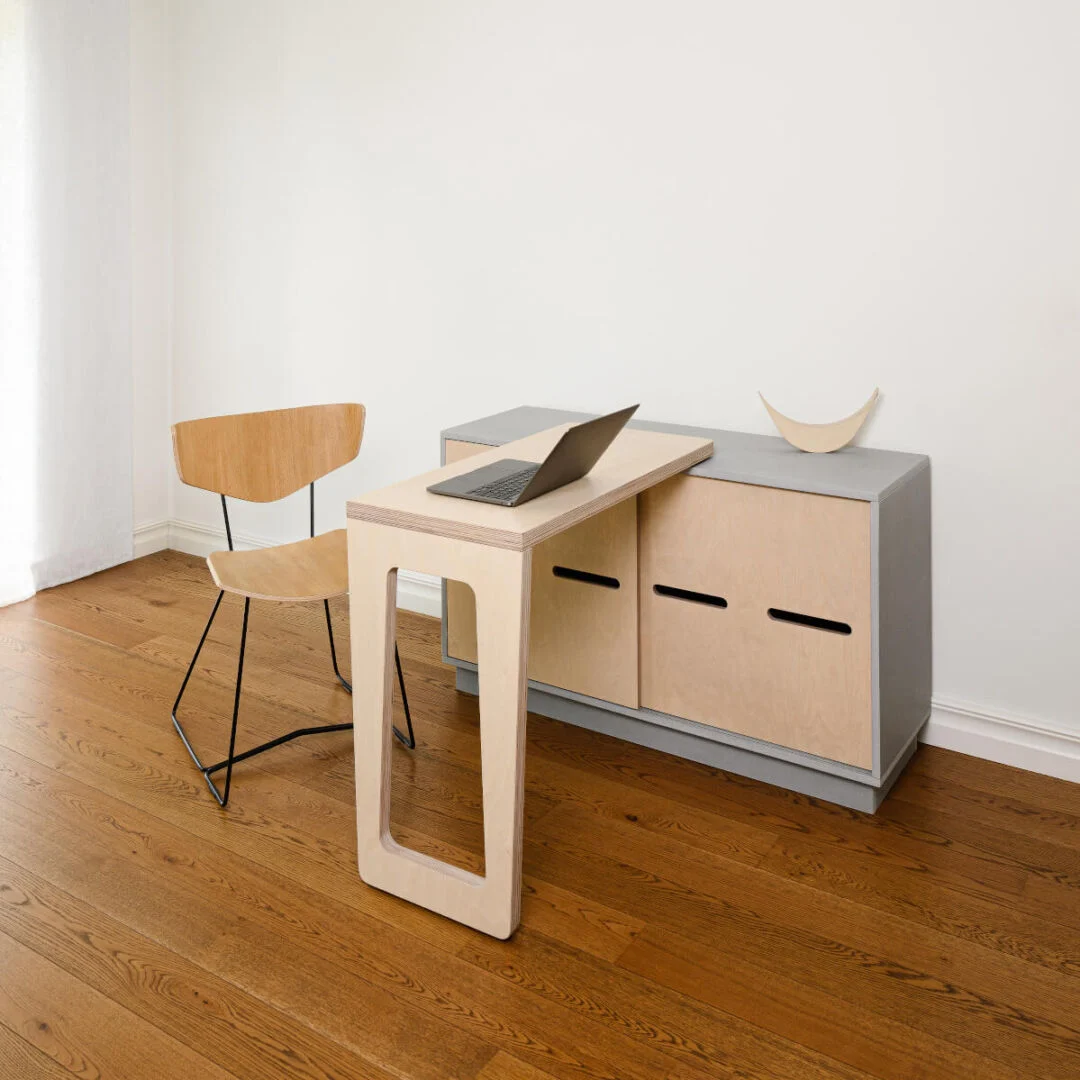Dressoir Klimmaro 124 cm met lichtgrijze en licht eiken afwerking, compact in rustige, moderne ruimte