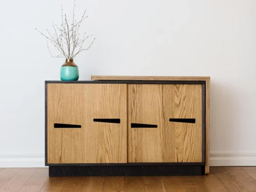 Dressoir Flanura 124 cm in eikenfineer met zwarte beits, compact opbergmeubel met strakke zwarte accenten
