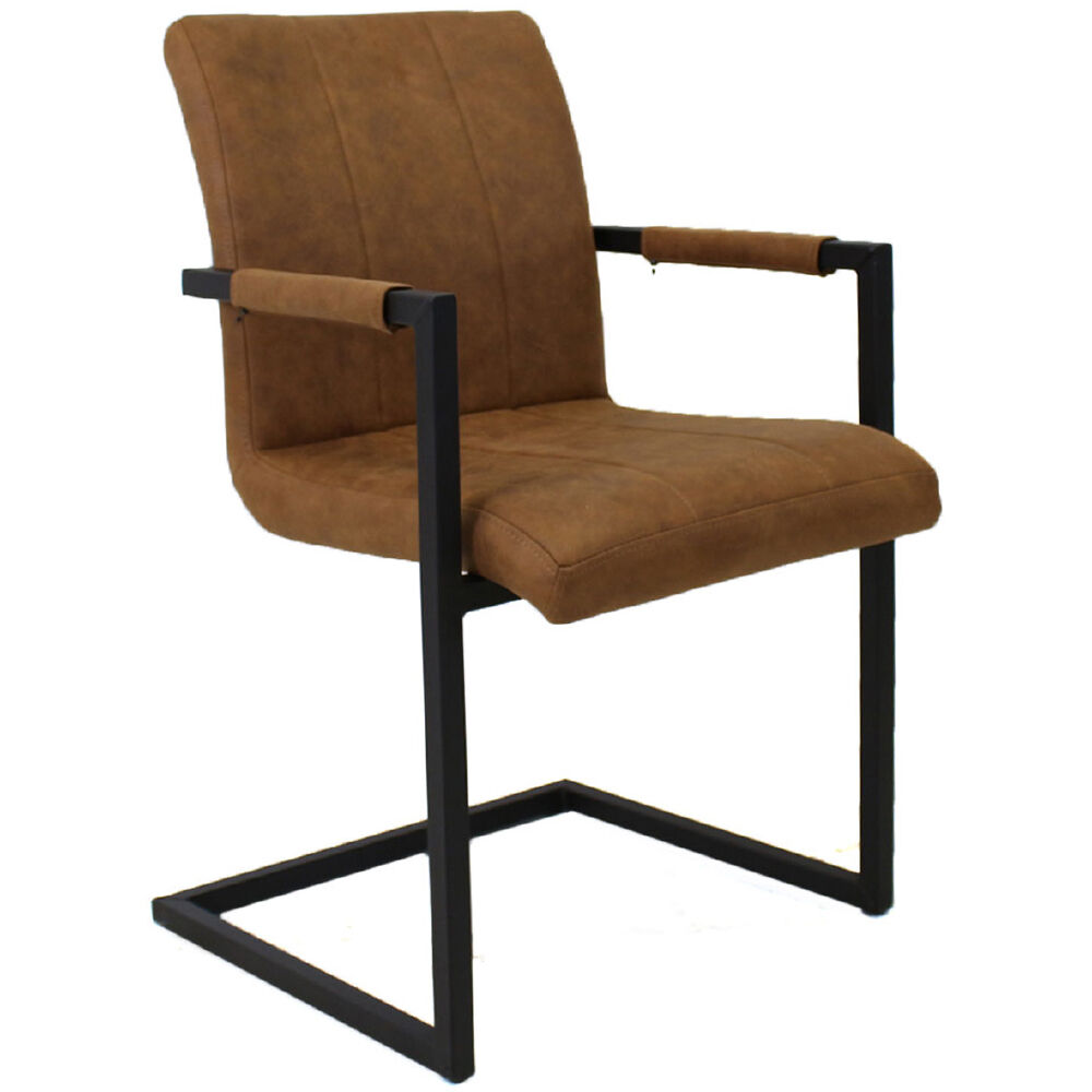 Stoel Traskor Cognac: industriële eetkamerstoel met cognackleurige bekleding, armleuningen en zwart metalen frame