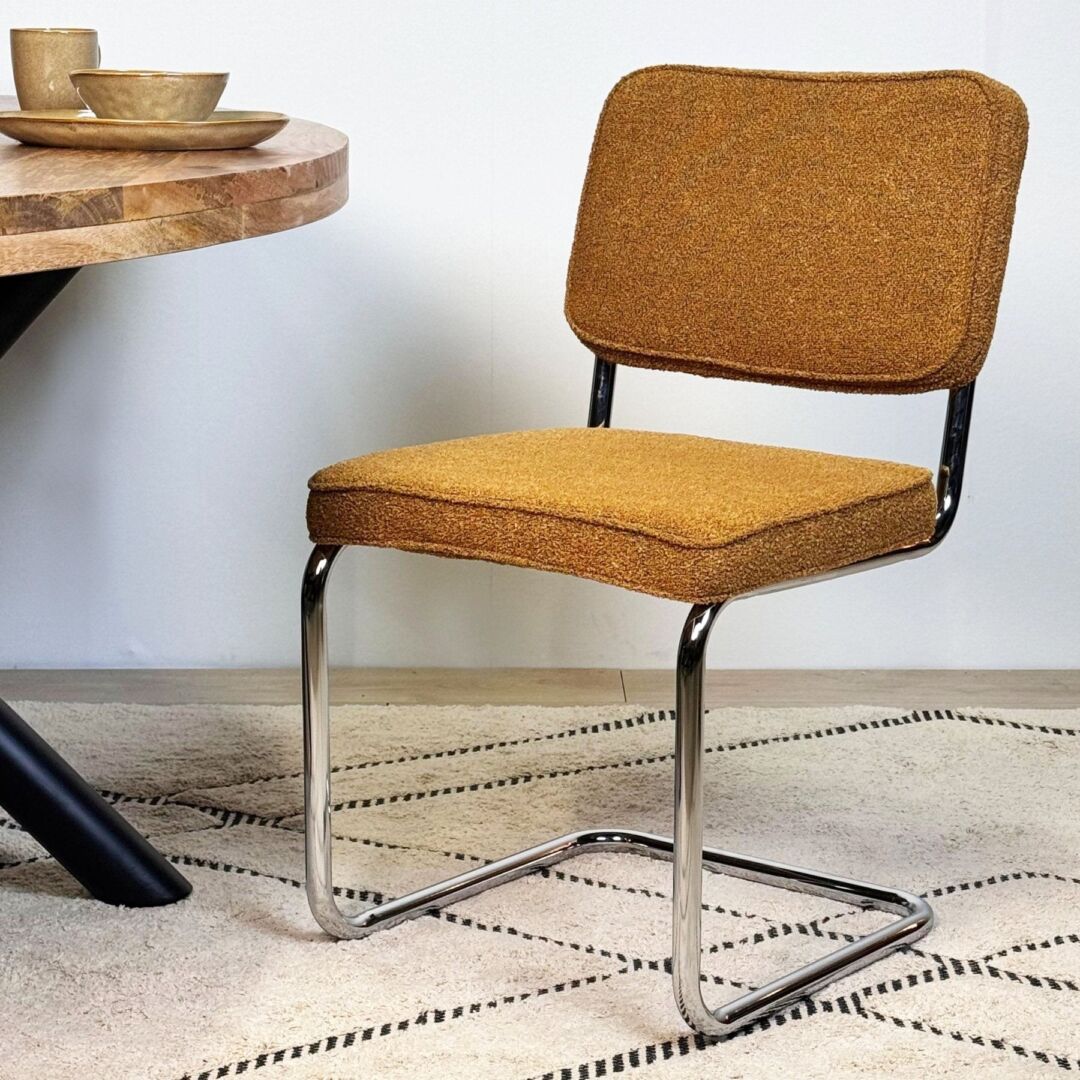 Eetkamerstoel Treendu Chroom met bouclé bekleding en strak chromen frame in warme goudbruine kleur