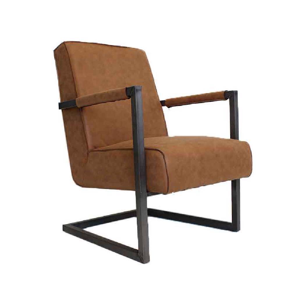 Fauteuil Salten Cognac met stoere cognackleurige eco-leer bekleding en zwart metalen sledeframe