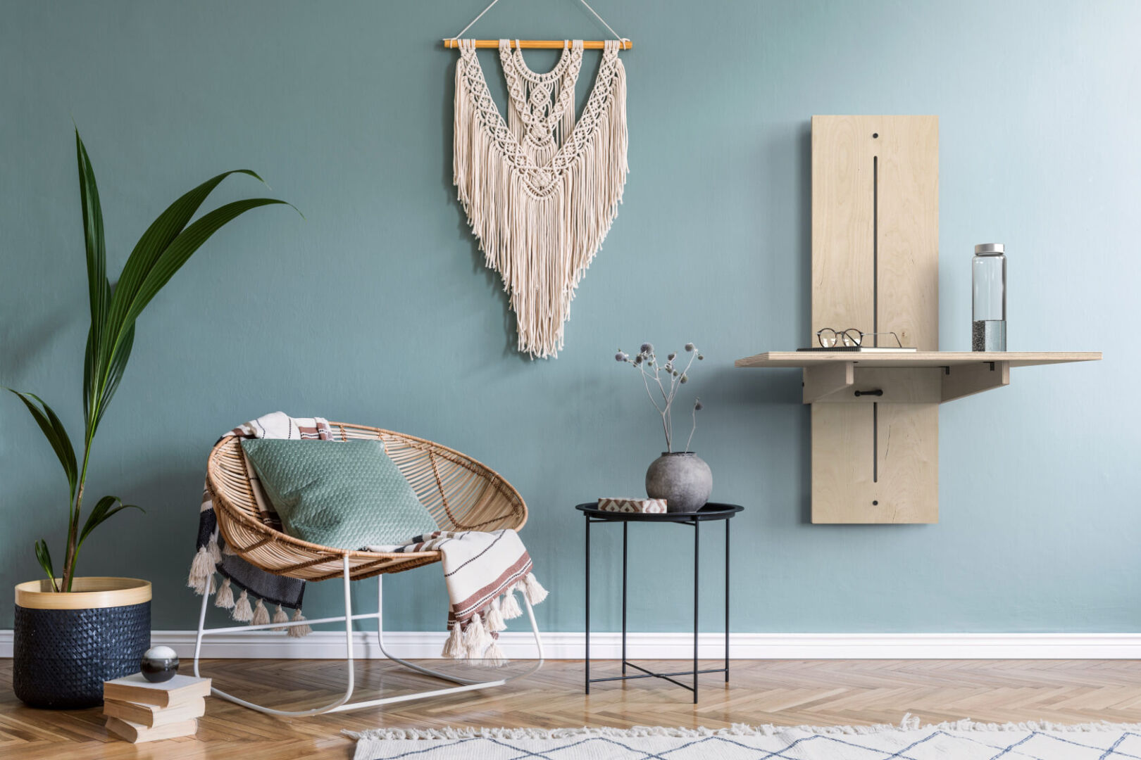 Wandbureau Bermis 48 cm, minimalistisch muurbureau in berkenmultiplex met verstelbaar werkblad in lichte woonruimte