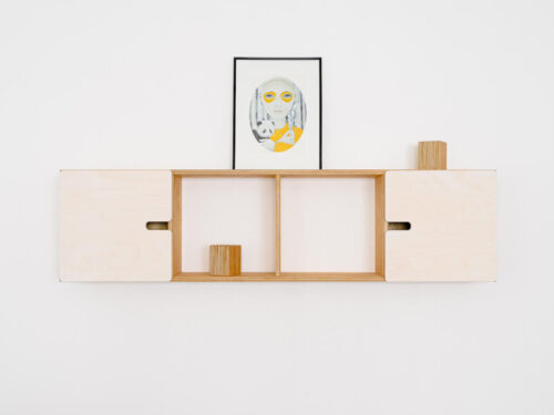 Wandplank Raunsello Wit 140 cm met licht eiken frame en witte deuren, zwevend wandrek met opbergruimte