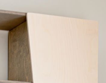 Wandplank Daavu Wit 140 cm met diagonale vorm, kiezelgrijze houtafwerking en witte deuren voor een moderne look