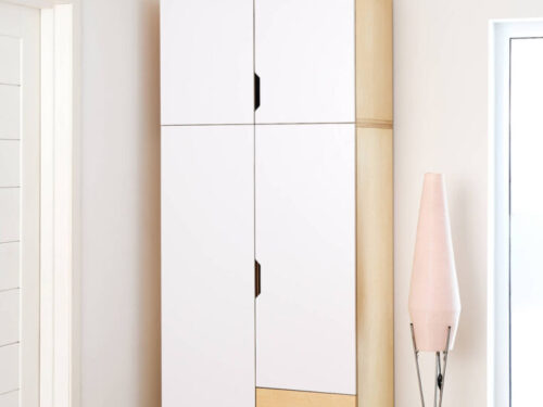 Kledingkast Sosea in licht eiken met witte deuren, slank design en praktische opbergruimte