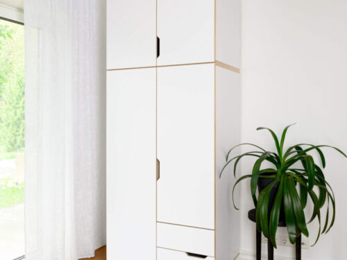 Witte Kledingkast Sleirmu 218 cm met moderne handgrepen en strakke HPL-afwerking in een lichte kamer