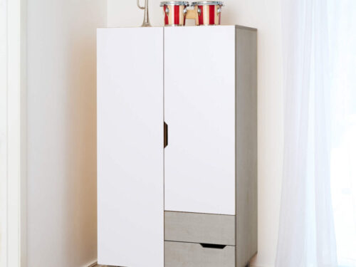 Kledingkast Zaandona in kiezelgrijs hout met strakke handgrepen en opberglades in moderne slaapkamer