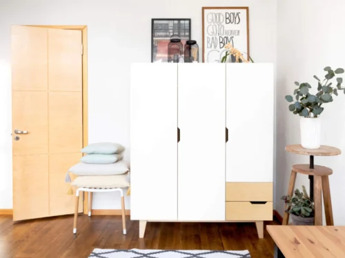 Kledingkast Jerio 135 cm in licht eiken, met strakke verticale handgrepen en twee witte deuren met lade