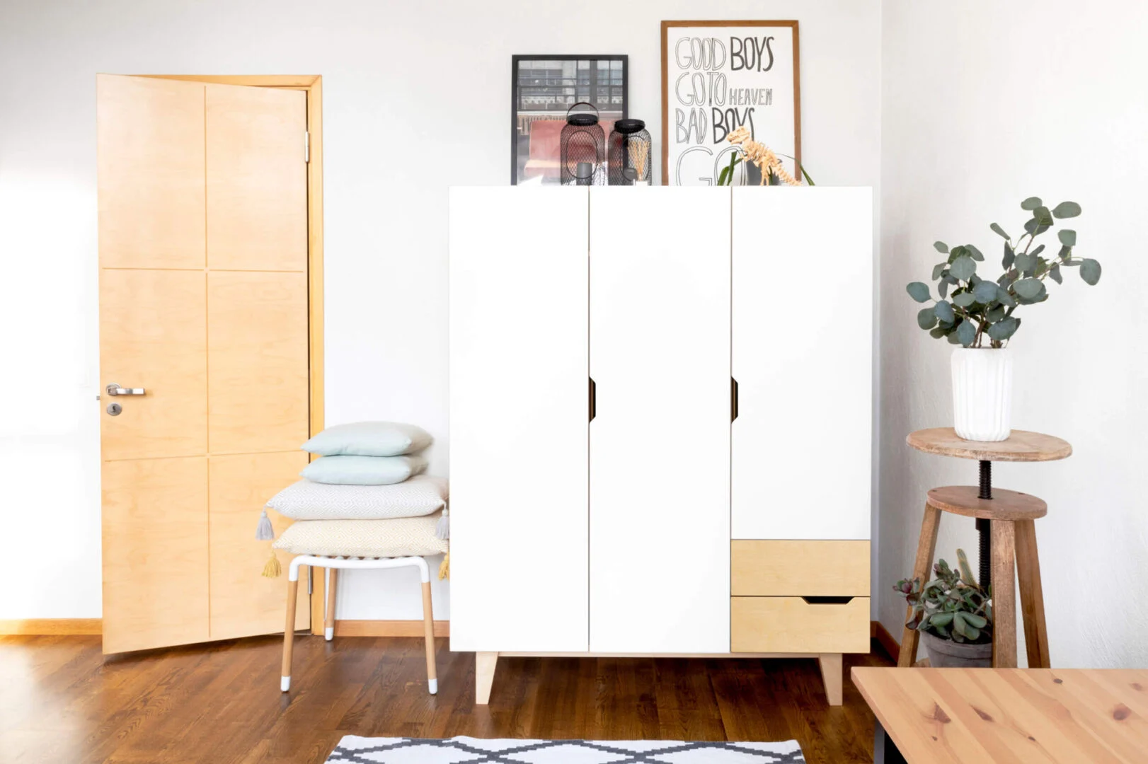 Kledingkast Jerio 135 cm in licht eiken, met strakke verticale handgrepen en twee witte deuren met lade