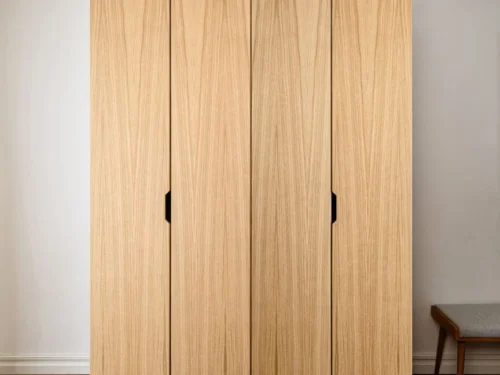 Kledingkast Hootino 160 cm in eikenfineer, hoge garderobekast met 4 deuren en strakke houtlook