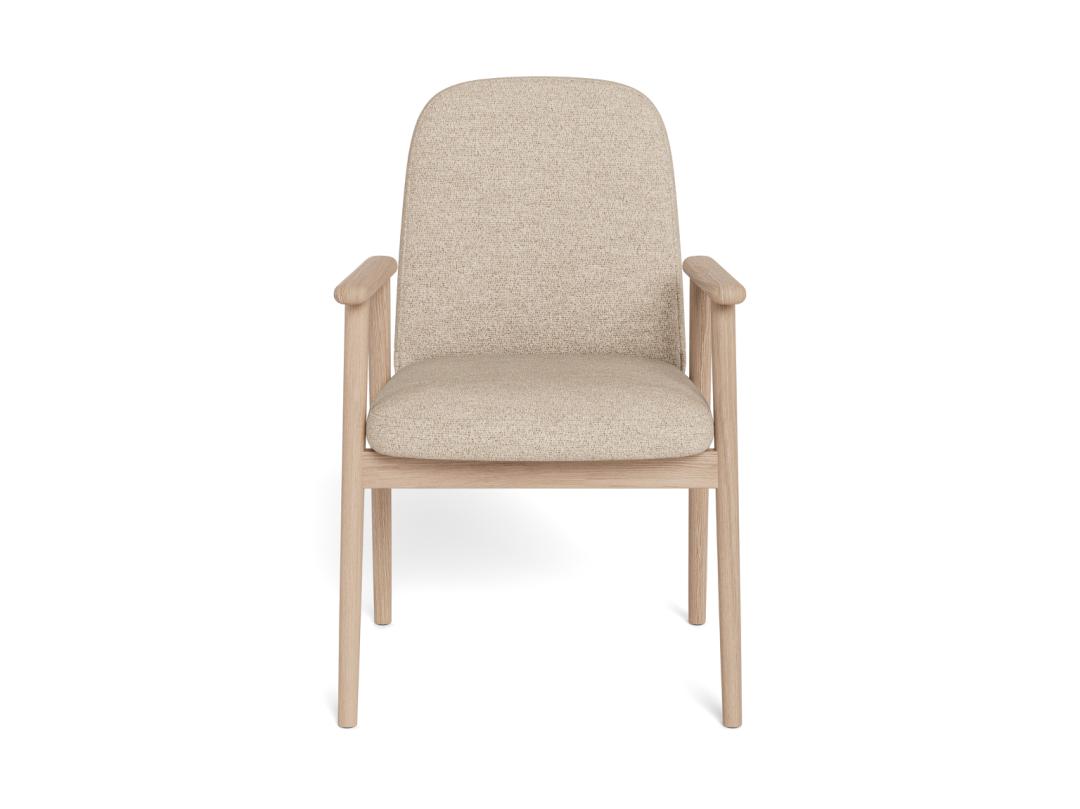 Eetkamerstoel Fiestond beige met zachte bekleding, armleuningen en licht eiken poten, frontaal in beeld