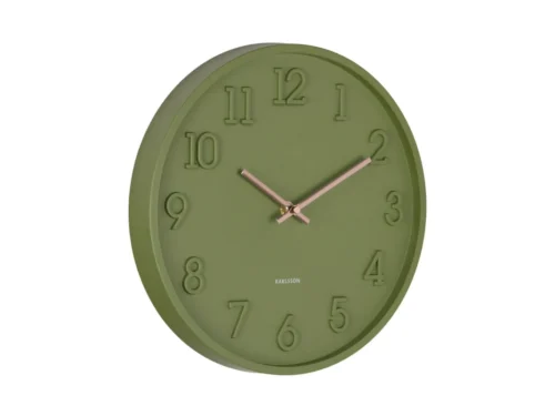 Groene Karlsson wandklok Calma met reliëfcijfers en minimalistisch Scandinavisch design