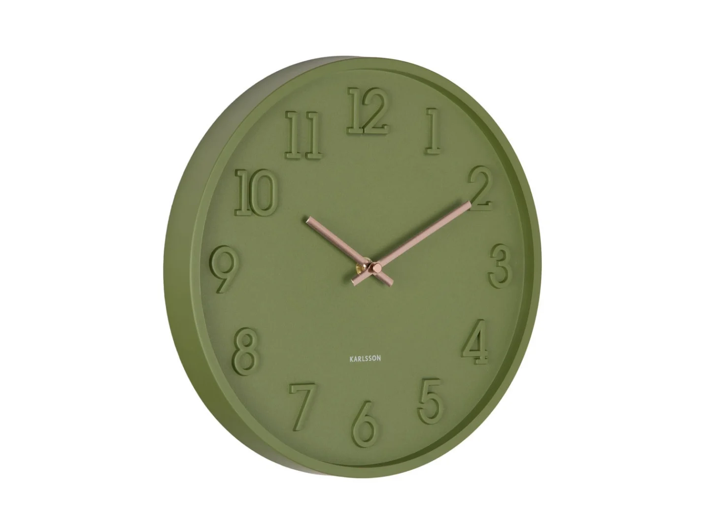 Groene Karlsson wandklok Calma met reliëfcijfers en minimalistisch Scandinavisch design