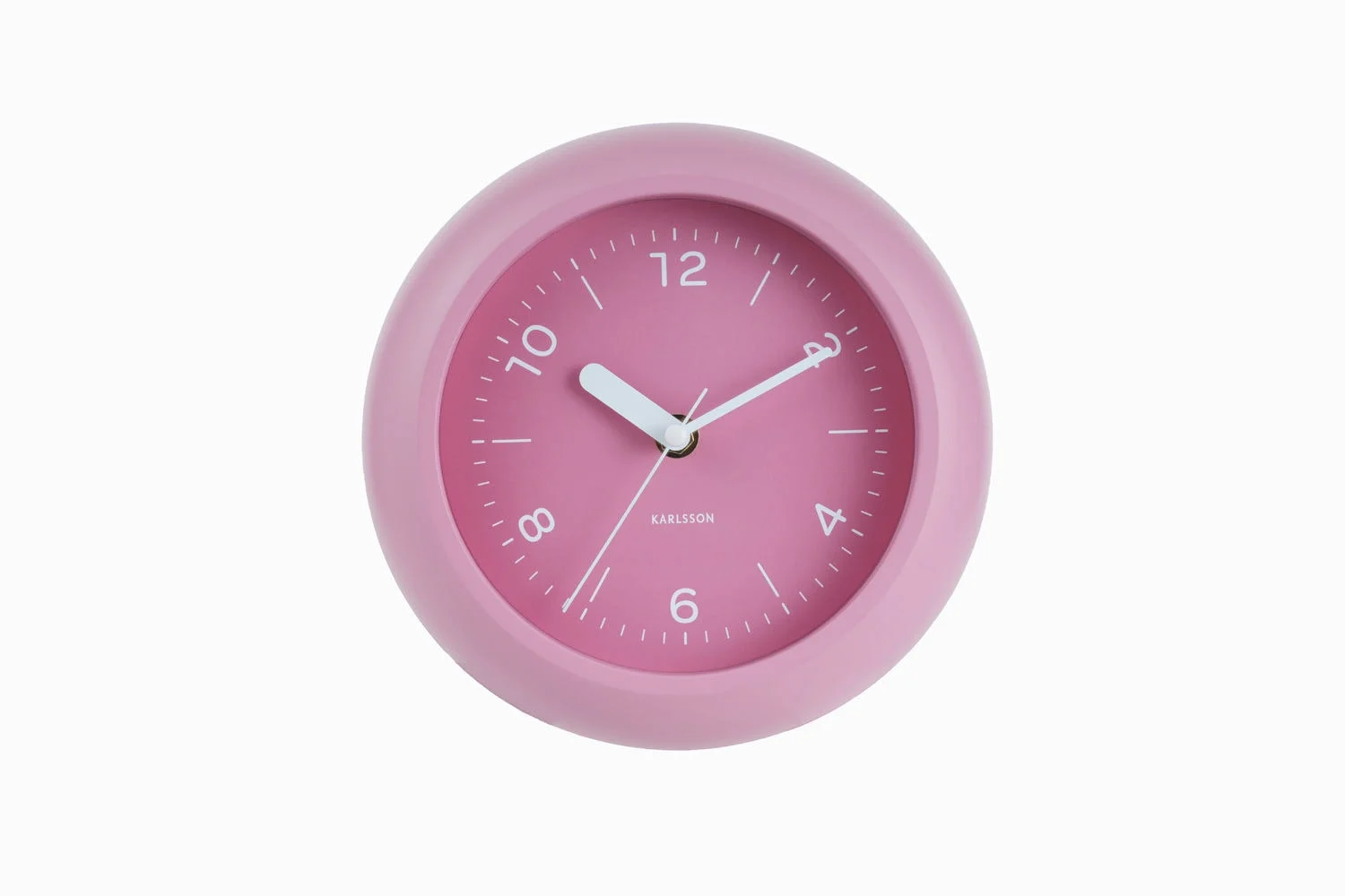 Paurron wandklok in roze met speelse schuine vorm en witte wijzers voor een stijlvol interieuraccent