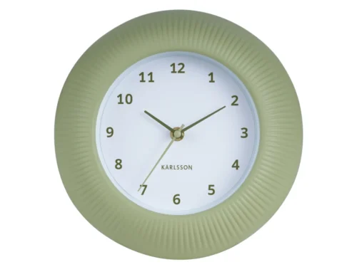 Wandklok Vinone Groen met ribstructuur, witte wijzerplaat, cijfers en elegante wijzers.