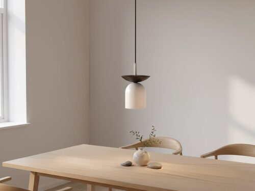 Hanglamp Paunnoro Beige Ø10 cm met wit kapje en houten details boven een eettafel in rustige Scandinavische stijl