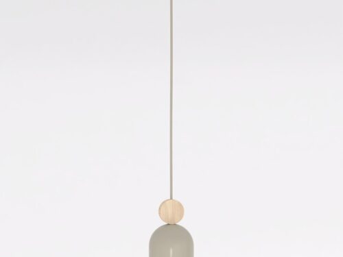 Hanglamp Vootin beige met slanke stang, houten detail en capsulevormige kap in Scandinavische stijl