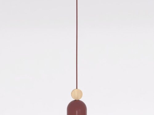 Hanglamp Nadund Bordeaux met slanke bordeaux kap, houten detail en verstelbare ophanging