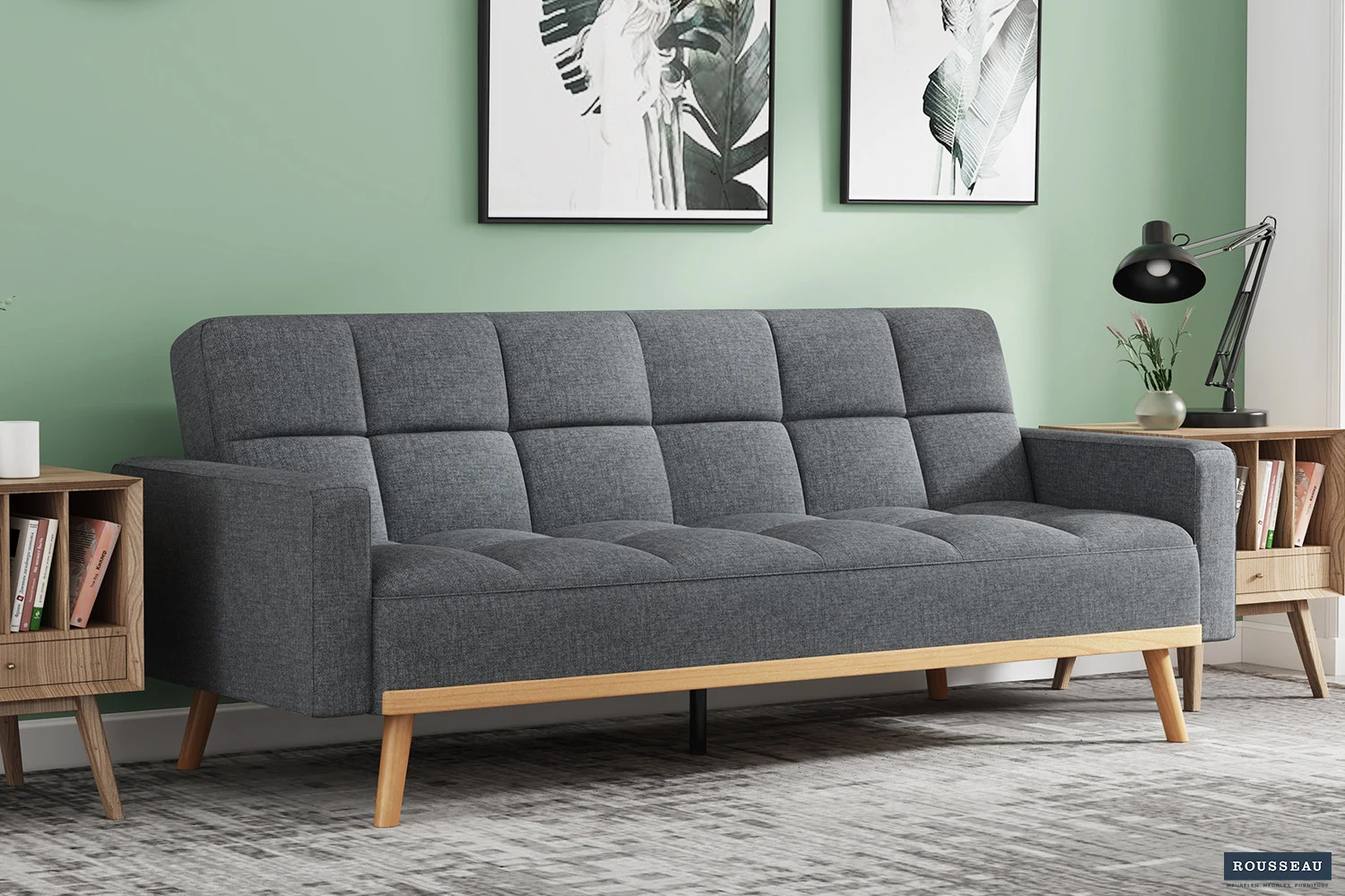 Slaapbank Nantes Grijs met gewatteerde zitting, houten poten en strakke grijze bekleding in moderne woonkamer