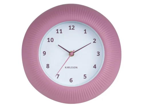 Wandklok Gosty met roze ribstructuur, witte wijzerplaat en elegante wijzers in tijdloos design