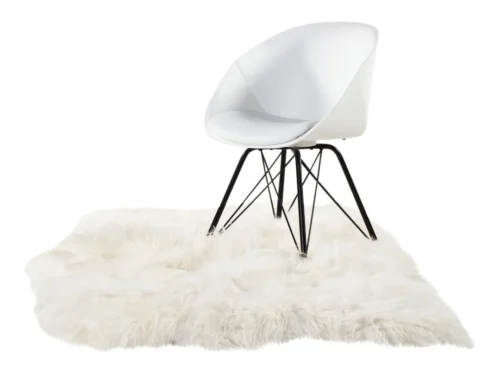 Schapenvacht Linon Naturel onder witte designstoel, zacht, wollig en naturel van Dyreskinn®