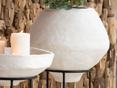 Witte Schaal Proorden op voet van papier-mâché met groen takken, decoratief woonaccessoire