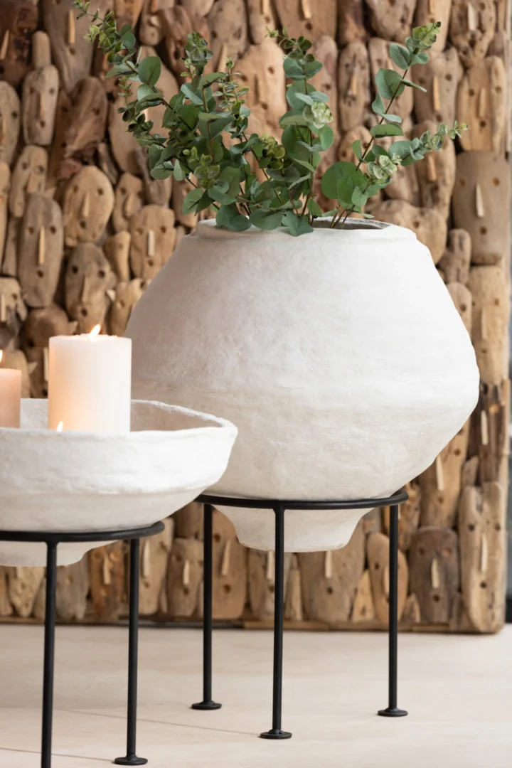 Witte Pot Gietas Papier op voet, H55 cm, met organische vorm en matte natuurlijke uitstraling