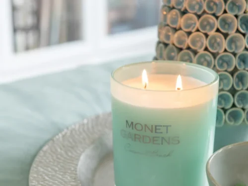 Geurkaars Veenun Glas Blauw met twee lonten, kokosstrand-geur en zachte blauwgroene glazen houder