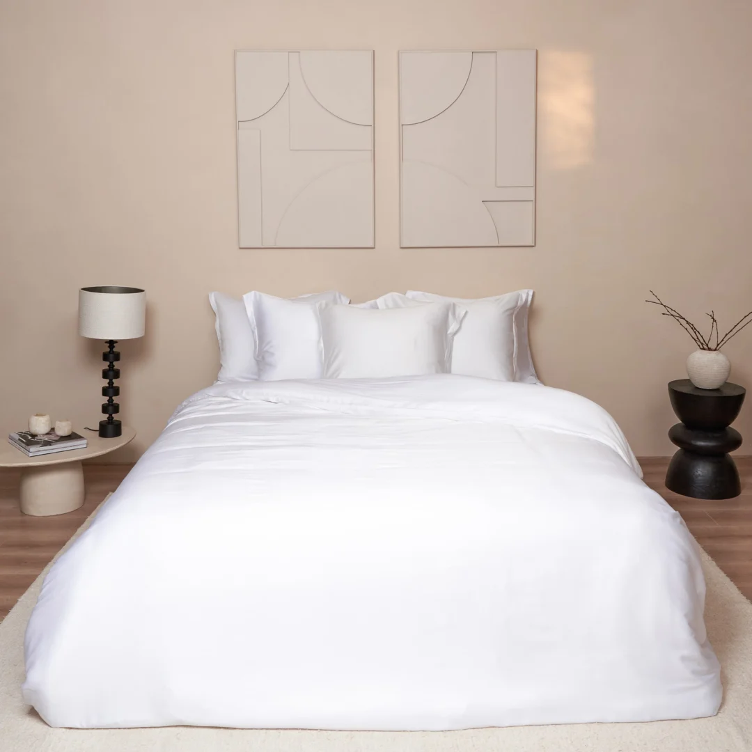 Wit dekbedovertrek Tormel van Tencel op een strak opgemaakt bed, zacht en ademend voor koel slaapcomfort